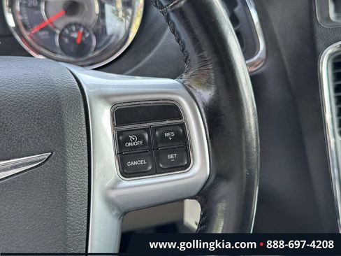 Used 2012 Chrysler Town & Country Touring FWD image 21