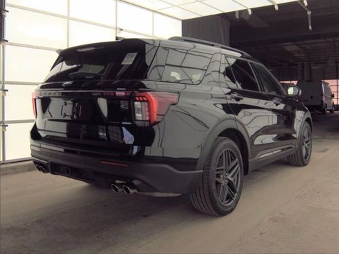 Used 2025 Ford Explorer ST image 3