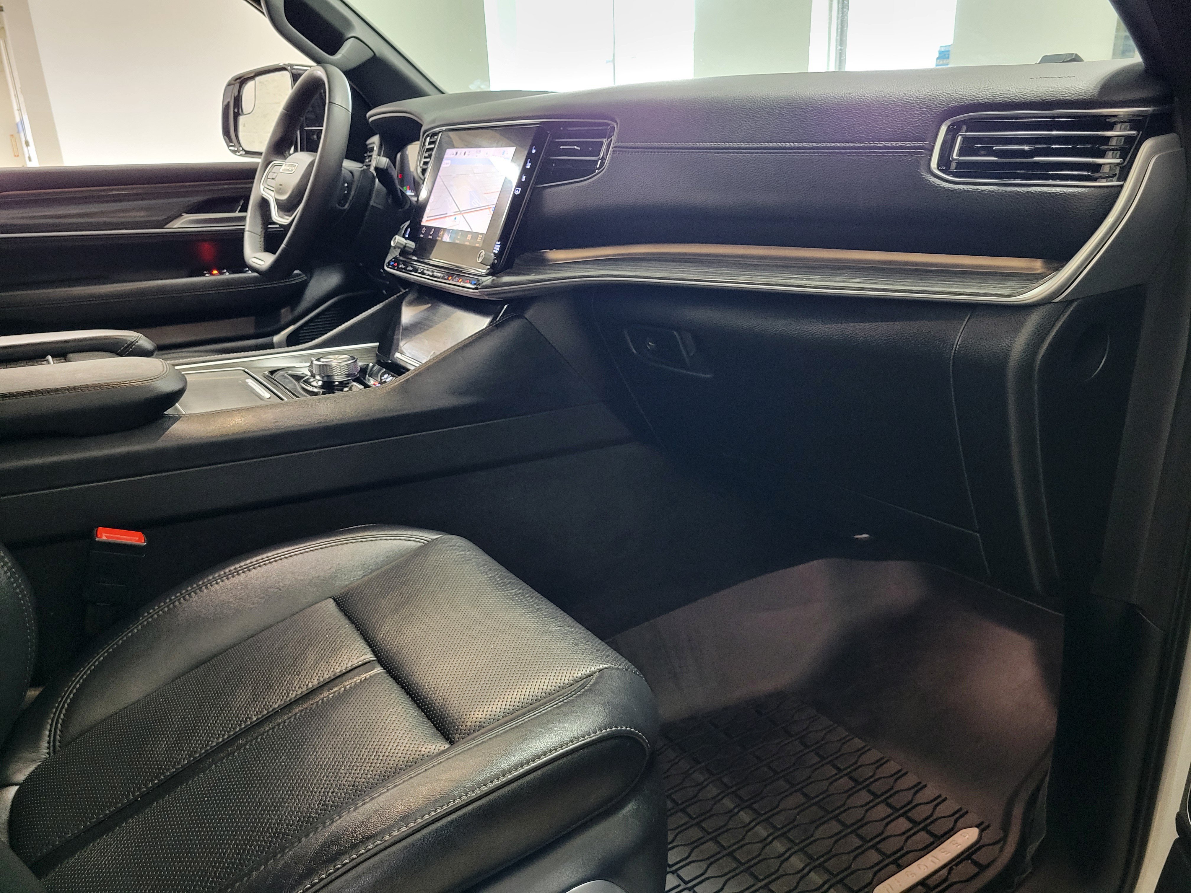 Used 2024 Jeep Wagoneer Series III AWD/4WD image 11