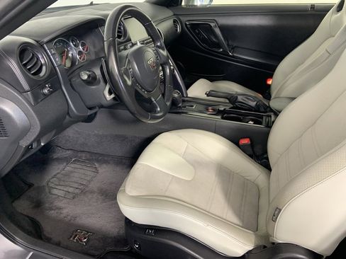 Used 2013 Nissan GT-R Premium image 14
