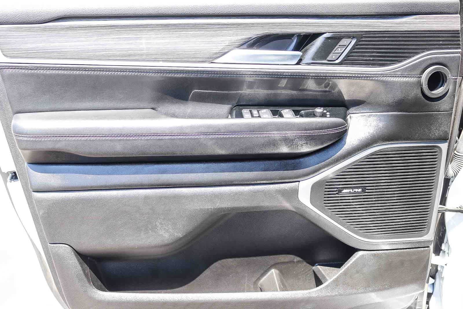 Used 2024 Jeep Wagoneer L Series II RWD image 19