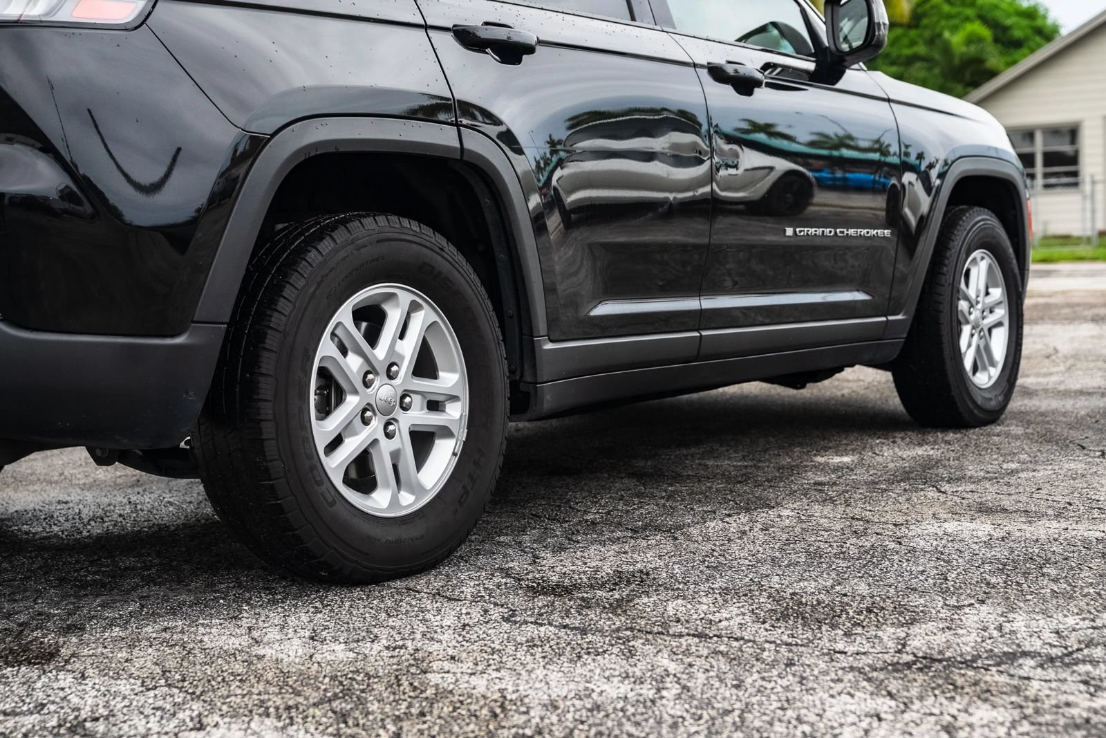 Used 2023 Jeep Grand Cherokee Laredo w/ Trailer Tow Prep Group (B) AWD/4WD image 5