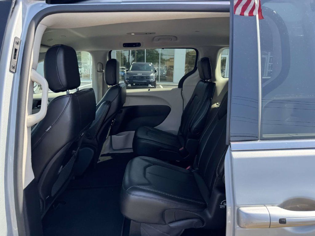 Used 2023 Chrysler Pacifica Touring-L FWD image 13