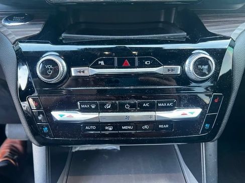 Used 2022 Ford Explorer Limited w/ Equipment Group 301A AWD/4WD image 11