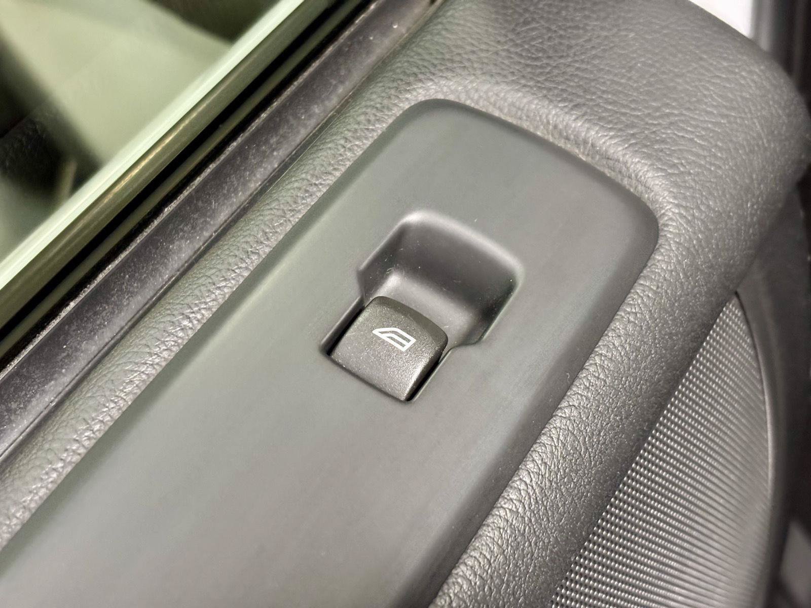 Used 2016 Land Rover LR4 AWD/4WD image 19