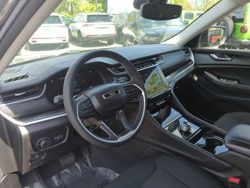 Used 2023 Jeep Grand Cherokee L Laredo AWD/4WD image 12
