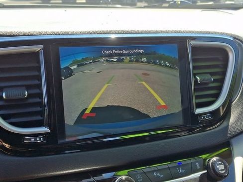 Used 2024 Chrysler Pacifica Touring-L FWD image 19