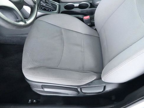 Used 2015 Hyundai Elantra SE FWD image 13