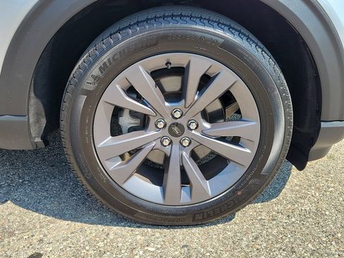 Used 2023 Ford Explorer XLT w/ Equipment Group 202A AWD/4WD image 5