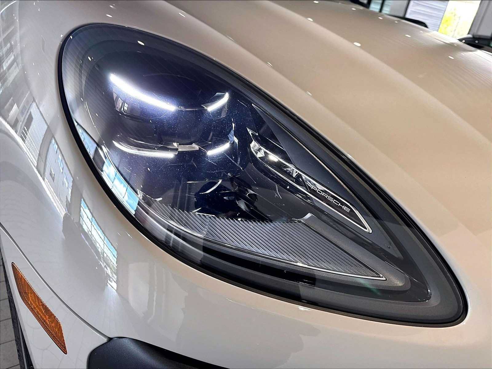 Used 2026 Porsche Macan AWD/4WD image 16