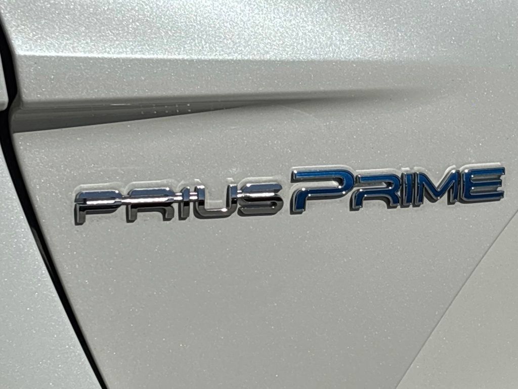 Used 2018 Toyota Prius Prime Premium w/ Preferred Accessory Package FWD image 6