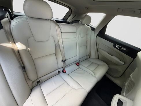 Used 2018 Volvo XC60 T5 Momentum w/ Vision Package AWD/4WD image 18