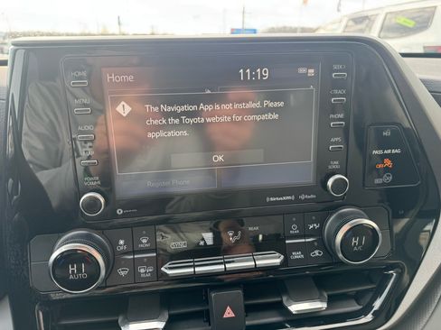 Used 2022 Toyota Highlander LE image 22