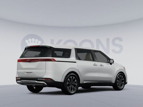 Used 2024 Kia Carnival EX image 4