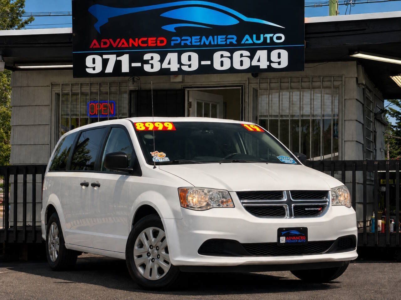 Used 2019 Dodge Grand Caravan SE w/ UConnect Hands-Free Group FWD image 1
