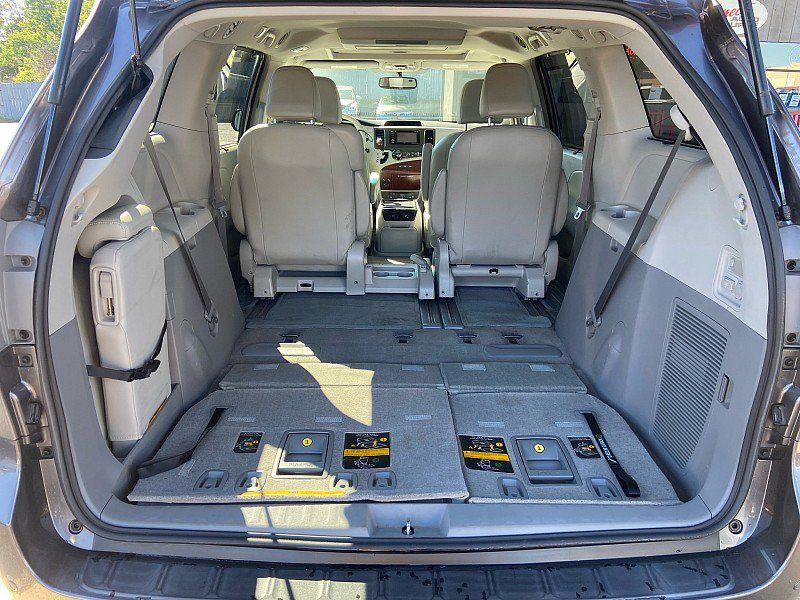 Used 2012 Toyota Sienna XLE w/ Entertainment Pkg FWD image 25