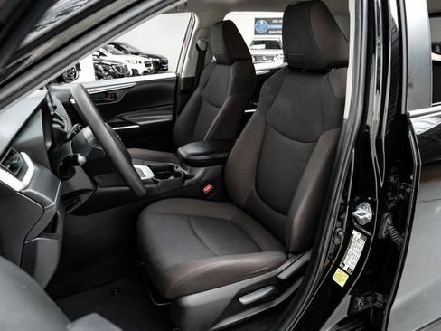 Used 2021 Toyota RAV4 LE image 31