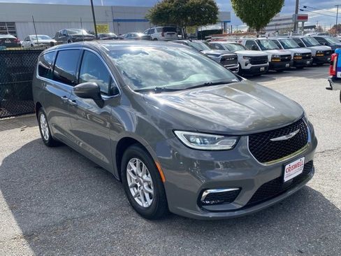 Used 2023 Chrysler Pacifica Touring-L image 2