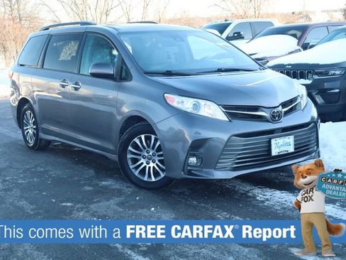 Used 2020 Toyota Sienna XLE Premium image 2
