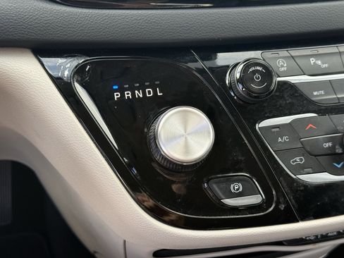 Used 2023 Chrysler Pacifica Touring-L image 19