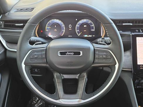 Used 2024 Jeep Grand Cherokee Limited w/ Luxury Tech Group II image 19