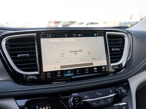 Used 2024 Chrysler Pacifica Select image 30