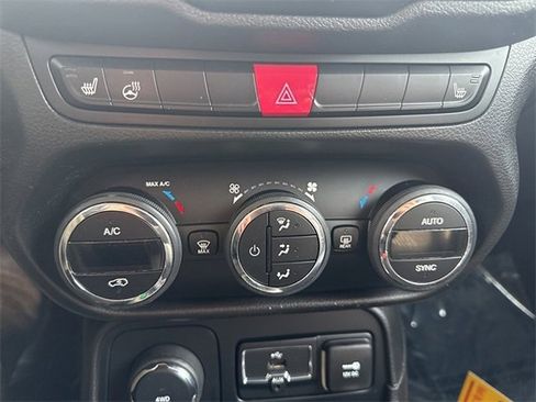 Used 2016 Jeep Renegade Limited image 14