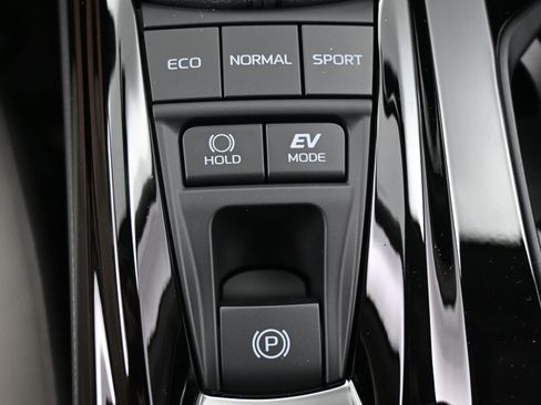 Used 2025 Toyota Camry XLE w/ Premium Plus Package image 12