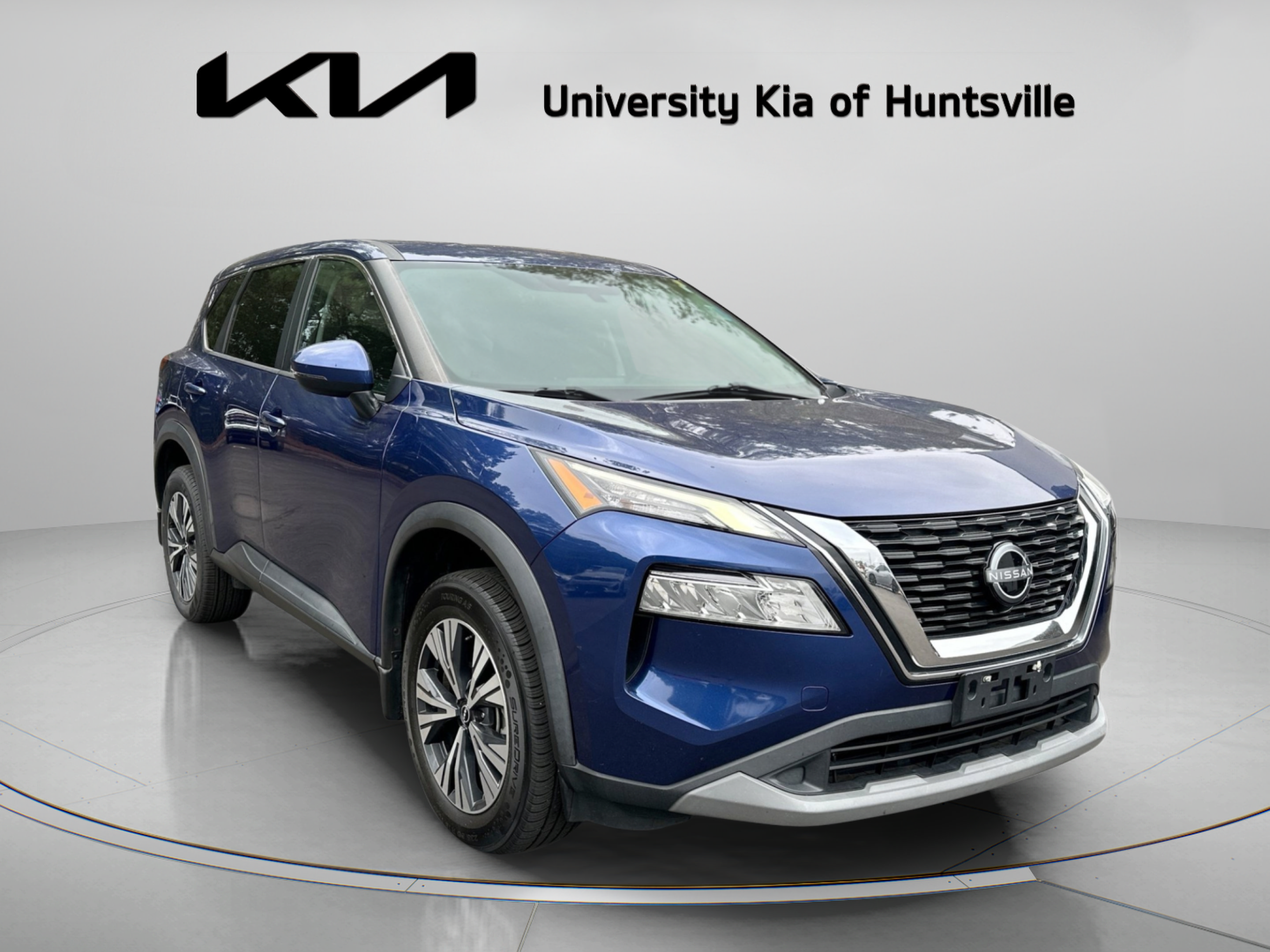 Used 2022 Nissan Rogue SV FWD image 2
