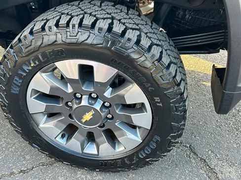 Used 2024 Chevrolet Silverado 2500 Custom w/ Custom Value Package image 6