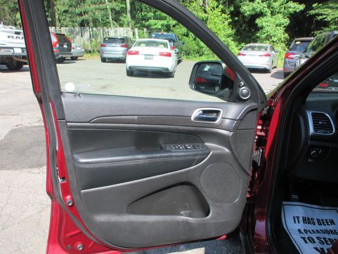 Used 2018 Jeep Grand Cherokee Laredo AWD/4WD image 9