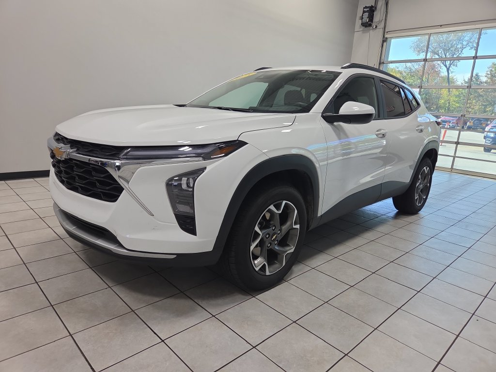 Used 2025 Chevrolet Trax LT w/ LT Convenience Package FWD image 3