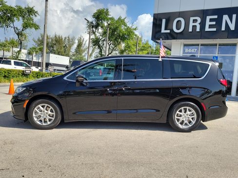 Used 2024 Chrysler Pacifica Touring-L FWD image 8