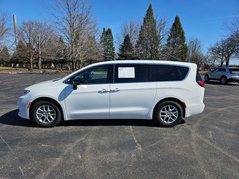 Used 2024 Chrysler Pacifica Touring-L image 2