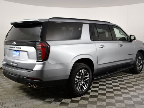 Used 2025 Chevrolet Suburban Z71 image 6