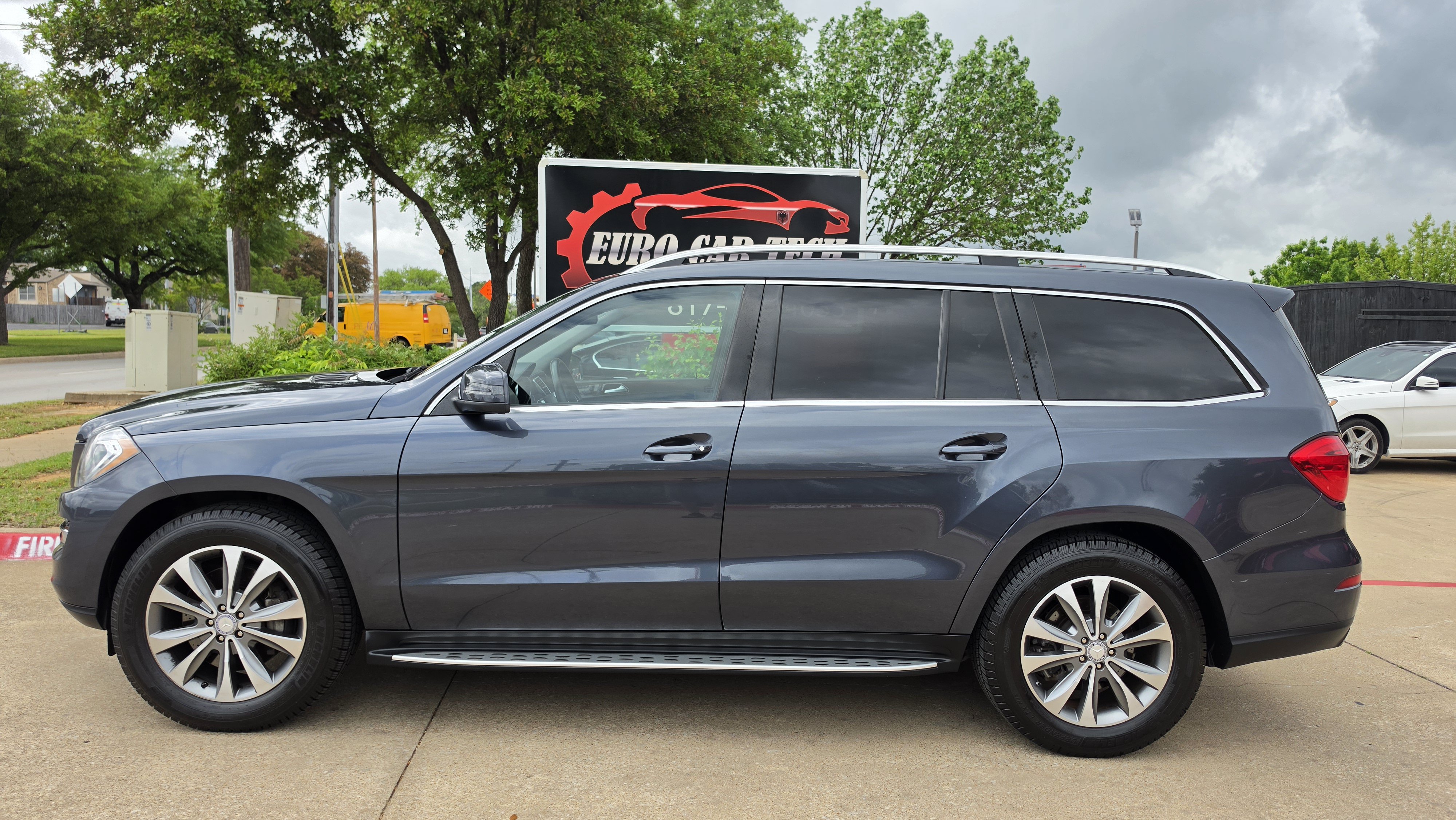 Used 2013 Mercedes-Benz GL 450 4MATIC w/ Premium 1 Pkg image 2