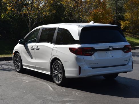New 2026 Honda Odyssey Touring image 5