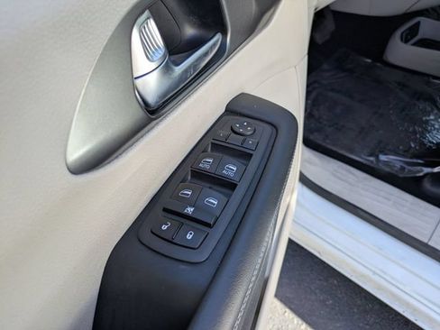 Used 2023 Chrysler Pacifica Touring-L FWD image 14