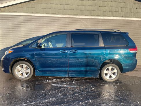 Used 2012 Toyota Sienna LE image 21