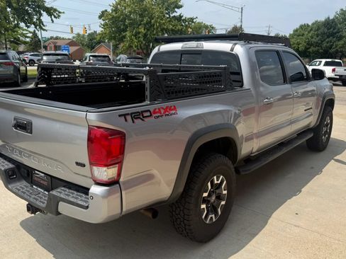Used 2017 Toyota Tacoma TRD Off-Road w/ Premium & Technology Package AWD/4WD image 3