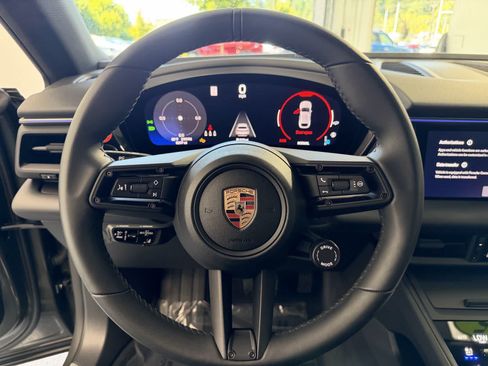 Used 2025 Porsche Macan Electric RWD image 17