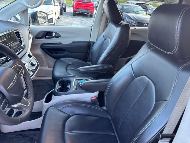 Used 2023 Chrysler Pacifica Touring-L FWD image 52