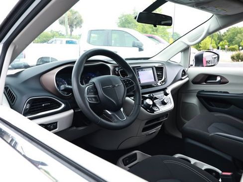 Used 2022 Chrysler Voyager LX FWD image 24