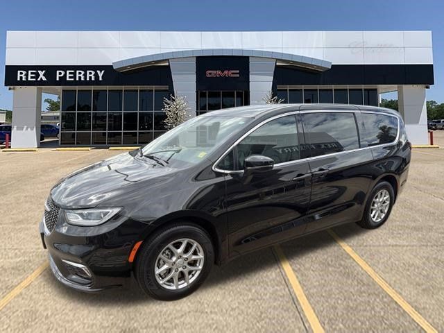 Used 2025 Chrysler Pacifica Select FWD image 1
