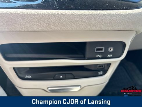 Used 2019 Chrysler Pacifica Limited w/ Tire & Wheel Group FWD image 37
