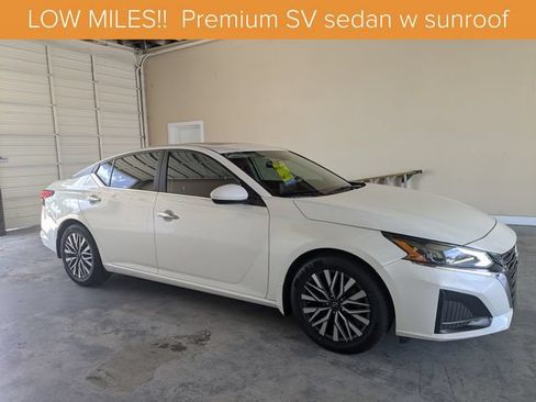 Used 2023 Nissan Altima 2.5 SV w/ SV Premium Package FWD image 2