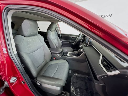 Used 2022 Toyota RAV4 XLE image 28