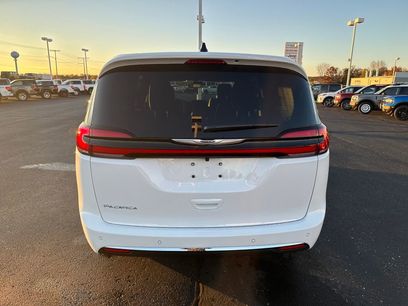 New 2026 Chrysler Pacifica Select