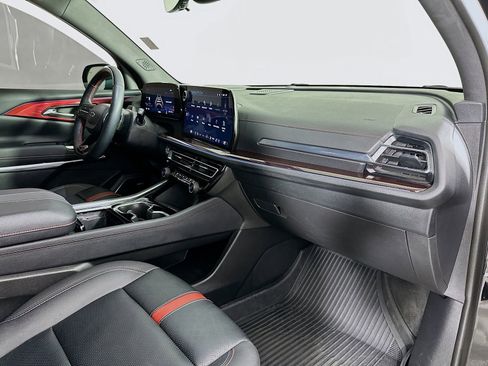 Used 2025 Chevrolet Traverse RS image 33