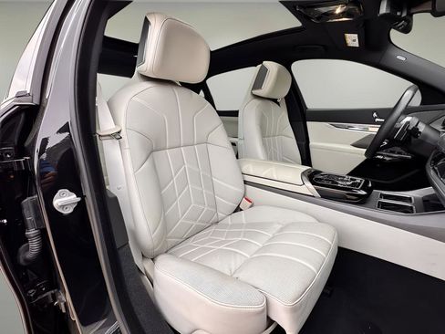 Used 2023 BMW 740i 740i w/ Parking Assistance Package image 24